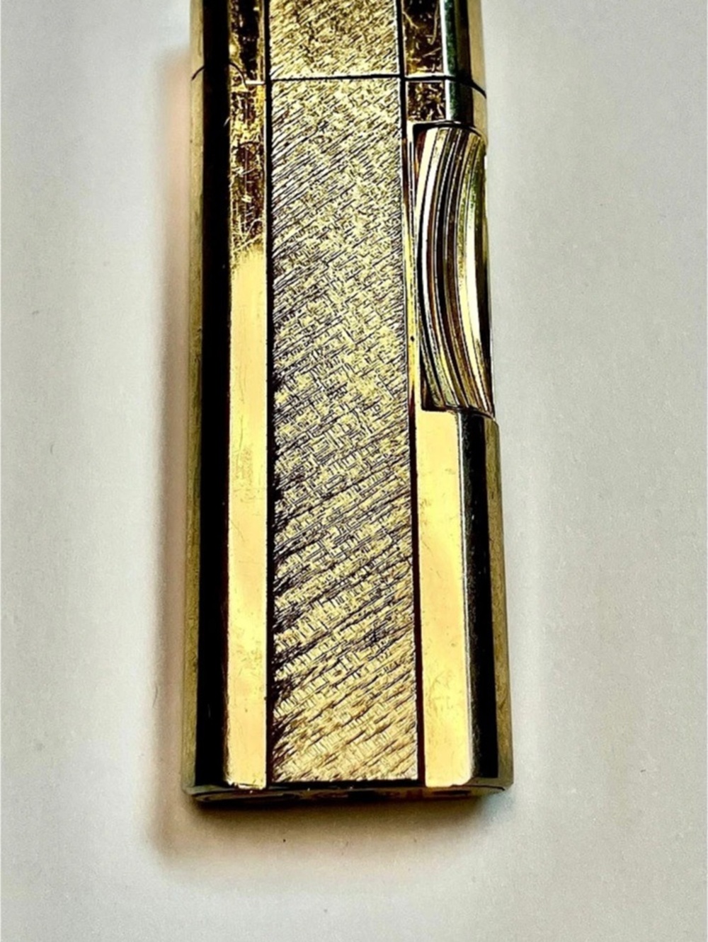 Zippo Golden Elegance Vertical Bark Lighter Gold-Tone Vintage Lighter